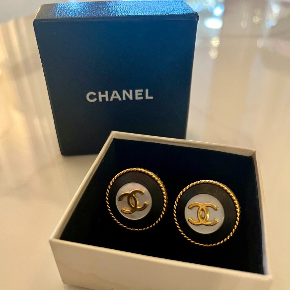 CHANEL Vintage 97A Clip-On Earrings • Black Enamel • Mother of Pearl • CC Logo